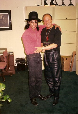 http://www.francoisglorieux.com/photos/jackson/lg/FG%20with%20Michael%20Jackson%202a.jpg