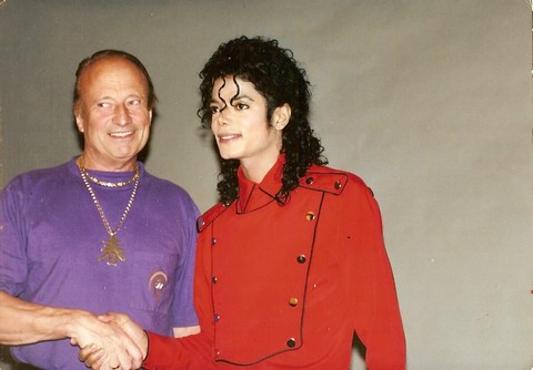 http://www.francoisglorieux.com/photos/jackson/lg/FG%20with%20Michael%20Jackson%206.jpg