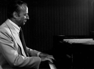 Francois Glorieux playing the piano